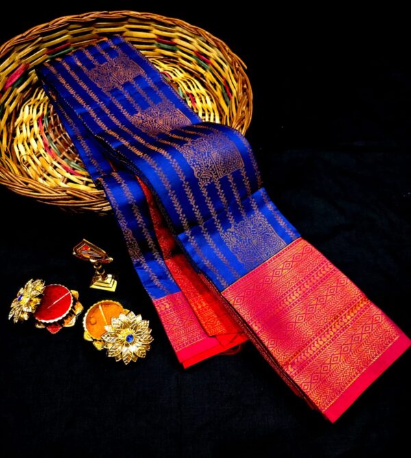 Vairaoosi Kubera – Royal Blue with Red Border